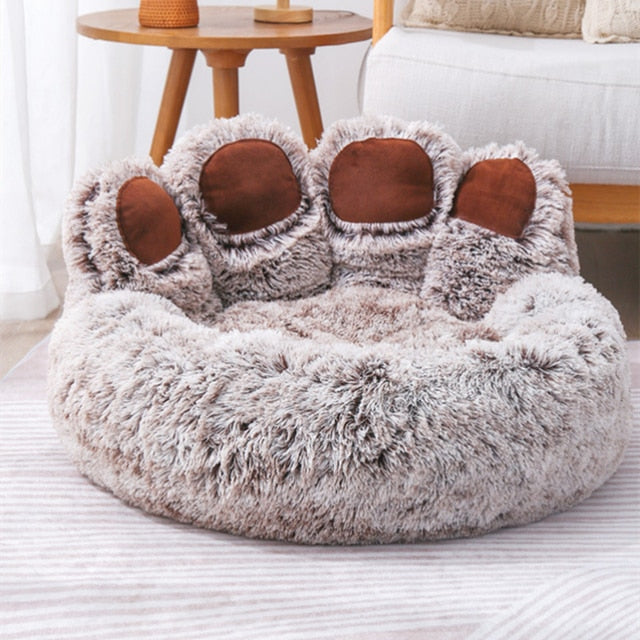 Cama de casa con forma de pata de oso para mascotas